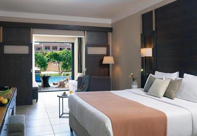 Coral Sea Aqua Club Resort - Family Swim-Up Room