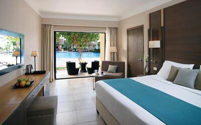 Coral Sea Aqua Club Resort - Family Swim-Up Room