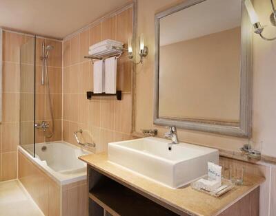 Coral Sea Aqua Club Resort - Family Swim-Up Room