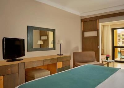 Coral Sea Aqua Club Resort - Family Swim-Up Room
