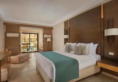 Coral Sea Aqua Club Resort - Family Swim-Up Room