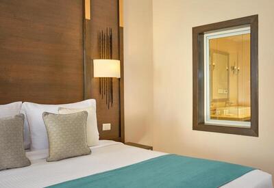 Coral Sea Aqua Club Resort - Family Swim-Up Room