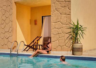 Coral Sea Aqua Club Resort - Family Swim-Up Room