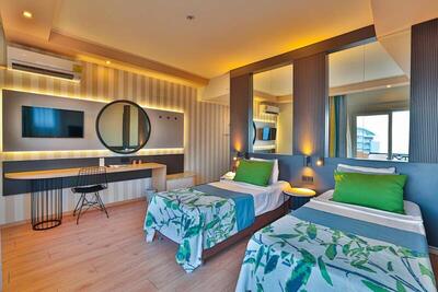 Crystal Land of Paradise - Family Room