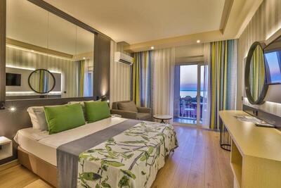 Crystal Land of Paradise - Family Room