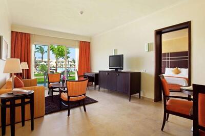 DoubleTree by Hilton Sharks Bay Resort - Deluxe Family Room with Pool View