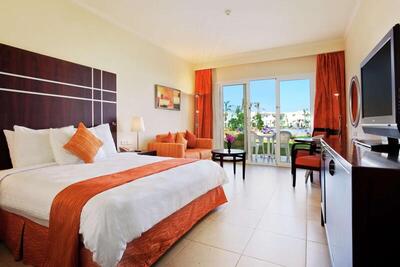 DoubleTree by Hilton Sharks Bay Resort - Deluxe King Room with Pool View