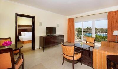 DoubleTree by Hilton Sharks Bay Resort - Deluxe Family Room with Pool View
