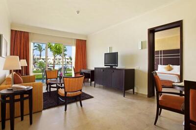 DoubleTree by Hilton Sharks Bay Resort - Deluxe Family Room with Pool View
