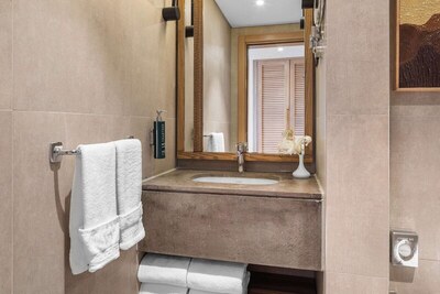 DoubleTree by Hilton Sharm El Sheikh - Sharks Bay Resort - Grand Room , King Bed, Sea View, Beachside