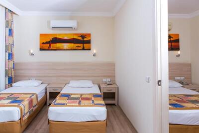 Gardenia Beach - Family Room