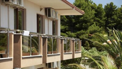 Hotel Simeon, Метаморфози, Гърция