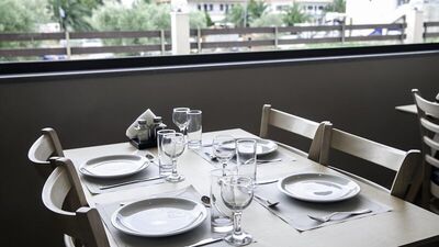 Hotel Simeon, Метаморфози, Гърция