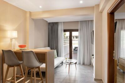 Hotel Simeon, Метаморфози, Гърция