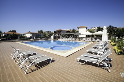 Hotel Simeon, Метаморфози, Гърция