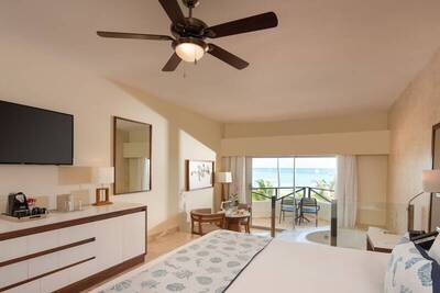 Impressive Premium Punta Cana - Junior Suite Premium Ocean Front With Jacuzzi (2 Adults)
