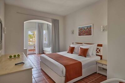 JAZ Neo Reef Marsa - Family Room, Garden View (King Bed)