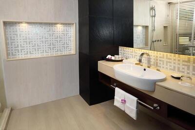 Le Meridien Phuket Beach Resort - Deluxe Ocean View, Guest room, 1 King, Balcony