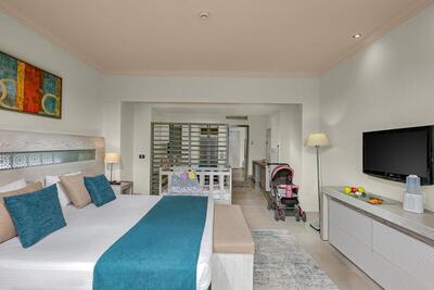 Movenpick Waterpark Resort & Spa Soma Bay - Family Room With Pool View