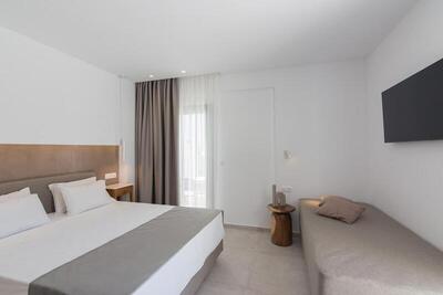 Nami Hotel & Suites - Deluxe Room