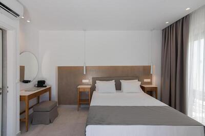 Nami Hotel & Suites - Deluxe Room