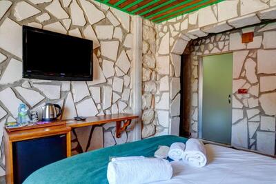 Nissa Cave - Standard Double Room