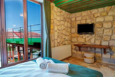 Nissa Cave - Deluxe King Room