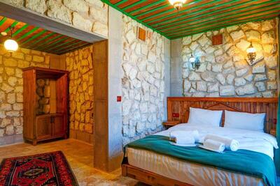 Nissa Cave - Deluxe King Room