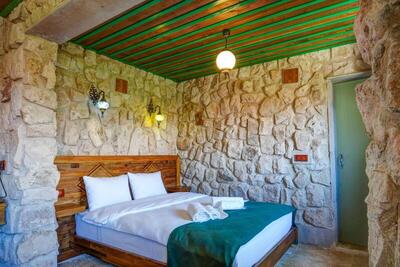 Nissa Cave - Deluxe King Room