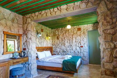 Nissa Cave - Deluxe King Room