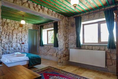 Nissa Cave - Deluxe King Room