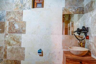Nissa Cave - Standard Double Room
