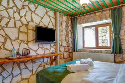 Nissa Cave - Standard Double Room