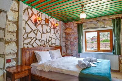 Nissa Cave - Standard Double Room