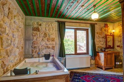 Nissa Cave - Queen Room With Spa Bath