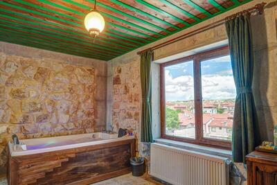 Nissa Cave - Queen Room With Spa Bath