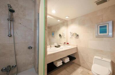 Ocean Blue & Sand Beach Resort - Junior Honeymoon Suite - Free WiFi