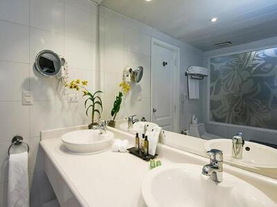 Ocean Blue & Sand Beach Resort - Honeymoon Suite - Free Wifi