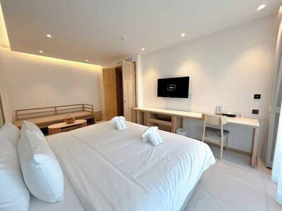 Peach Hill Resort - Deluxe Room, City View