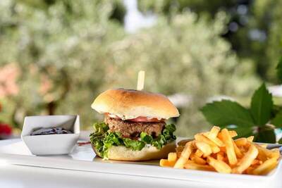 Philoxenia Hotel, Метаморфози, Гърция