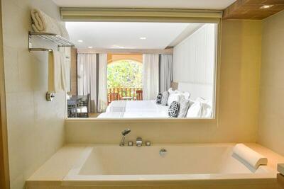 Phuket Graceland Resort and Spa - Deluxe Room With Pool View