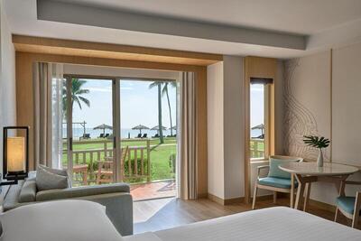 Phuket Marriott Resort & Spa, Merlin Beach - 	 Larger Guest Room, 1 King, Ocean View, Beach Front Access, Terrace