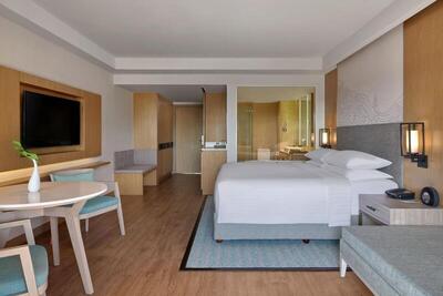 Phuket Marriott Resort & Spa, Merlin Beach - Larger Guest Room, 1 King, Pool View
