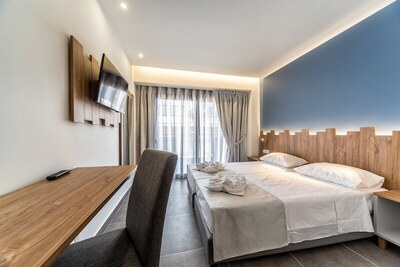 Pollis Hotel - Superior Room (Street View)