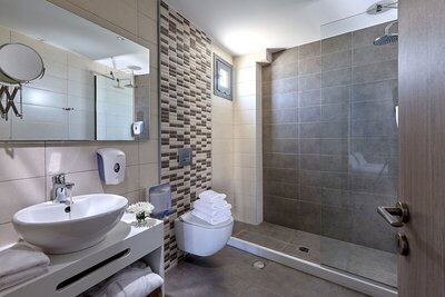 Pollis Hotel - Superior Room (Street View)