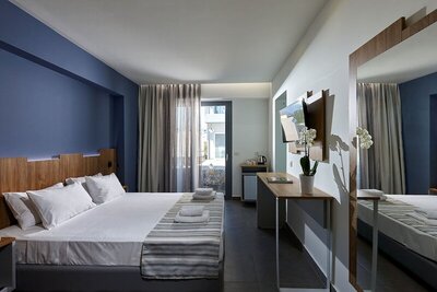 Pollis Hotel - Superior Room (Street View)