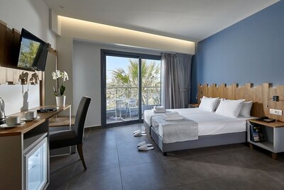 Pollis Hotel - Superior Room (Street View)