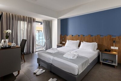 Pollis Hotel - Superior Room (Street View)