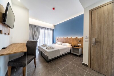 Pollis Hotel - Superior Room (Street View)