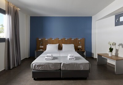 Pollis Hotel - Superior Room (Street View)